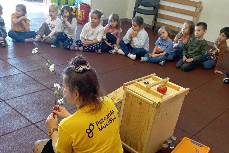 Zajęcia o zapylaczach, pszczołach i pszczelarzach w Przedszkolu Happy Days w Kielcach