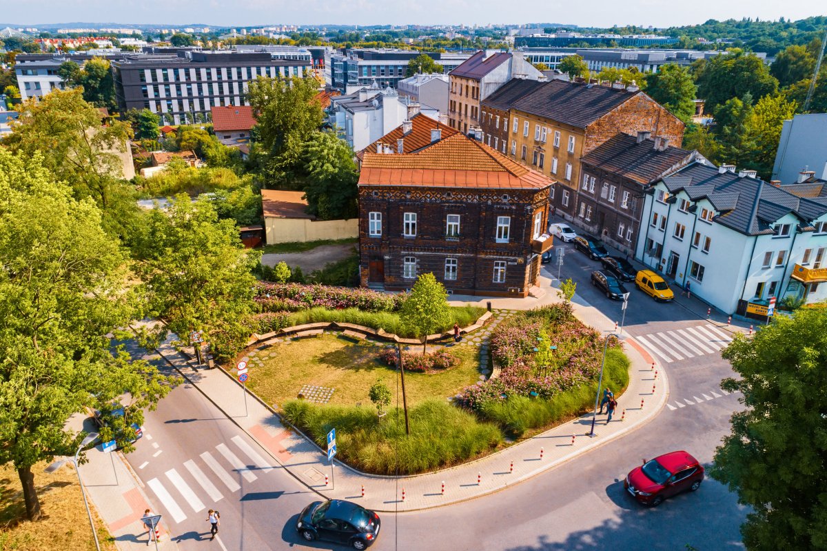 Park kieszonkowy w miejscu kortu tenisowego, The Crack, Bruksela, Belgia; źródło: https://landezine.com/the-crack-by-taktyk/